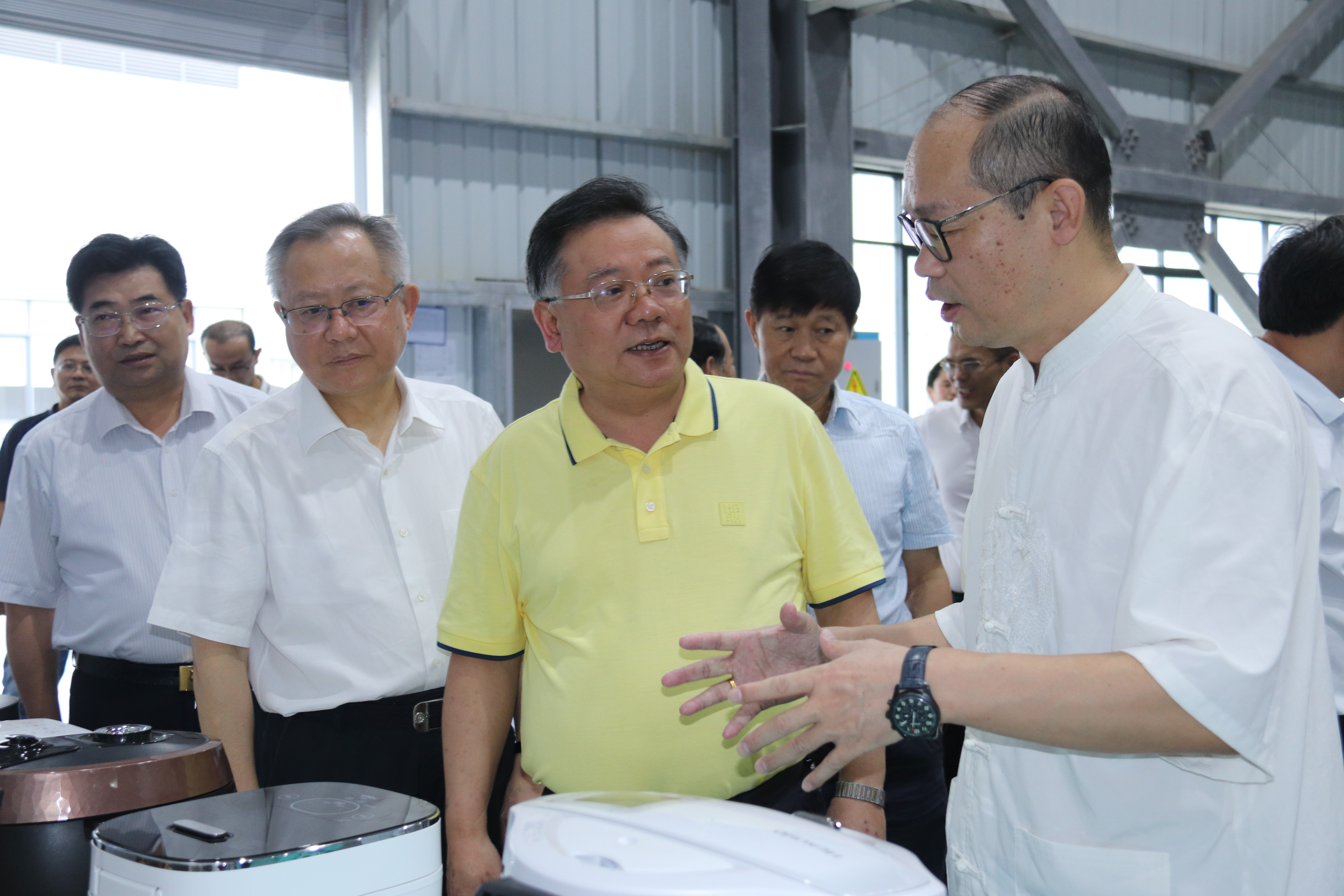 湖南省政協(xié)黨組成員、副主席易鵬飛等省政協(xié)赴邵陽經(jīng)開區(qū)拓浦精工產(chǎn)業(yè)項目調(diào)研團一行