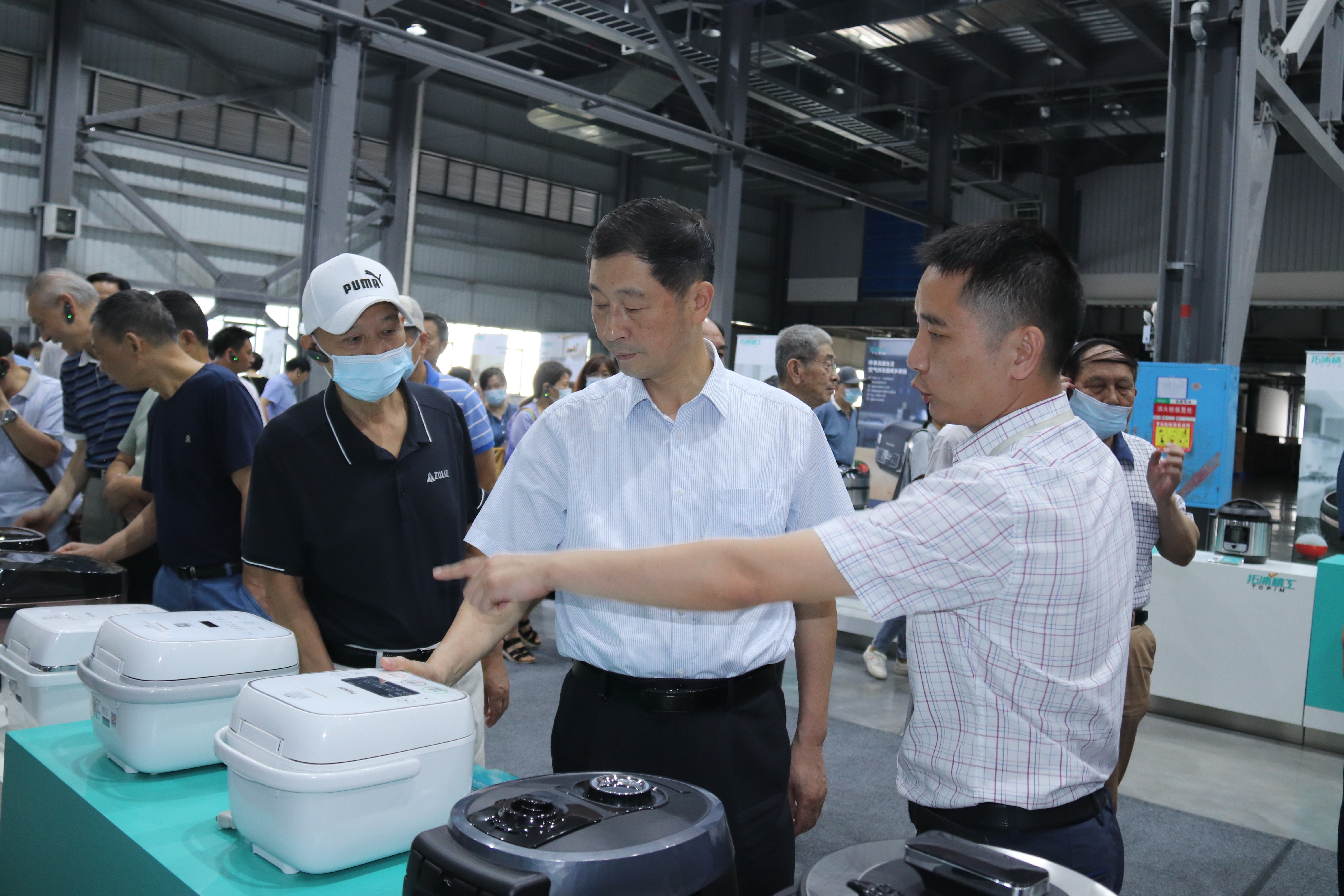 省人大常委會原副主任、機關離退休人員黨總支書記蔡力峰帶隊來我公司進行了參觀調(diào)研